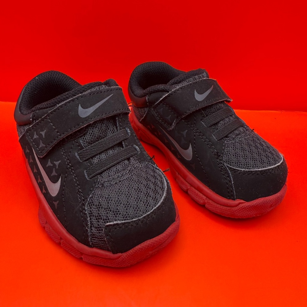 Nike Kids Black and Red Star Sneakers